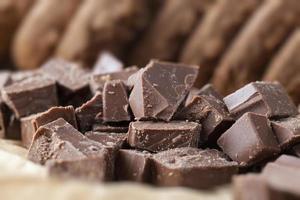 biscotti di grano tondo con cacao e cioccolato foto