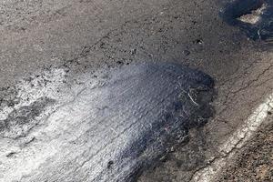 strada riparata con resina e altri materiali foto