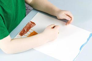 bambino disegnato disegno a matita su un foglio di carta bianco foto