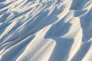 cumuli di neve, un campo in inverno foto