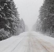 cumuli di neve in inverno foto