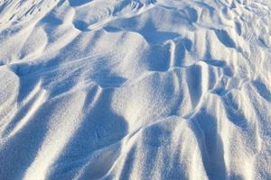 cumuli di neve, un campo in inverno foto