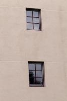 due finestre nel muro foto