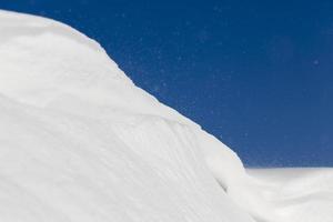 cumulo di neve bianco irregolare foto