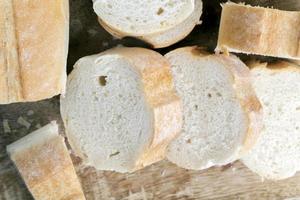 pagnotta di baguette di grano tagliata a fette foto