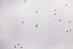 palloncini con elio in cielo foto