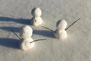 giochi sulla neve con la creazione di diversi pupazzi di neve foto