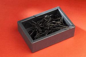 scatola nera con linee tagliate di carta nera foto