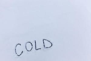 disegnati sulla neve, simboli di temperatura che indicano un clima molto freddo negativo foto