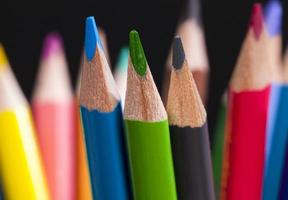 matite colorate in legno con una mina di colore diverso foto