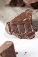 dividere in pezzi un pezzo di cioccolato dal cacao foto