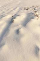 profondi cumuli di neve soffice nella stagione invernale foto