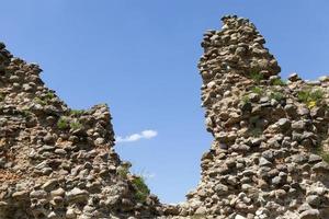 rovinato e ricoperto di rovine d'erba foto