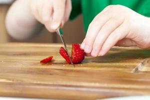 cucinare dolci con fragole rosse foto