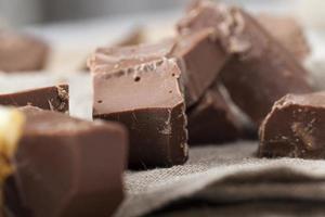 dividere in pezzi un pezzo di cioccolato dal cacao foto