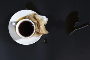 caffè nero aromatico versato per incuria foto