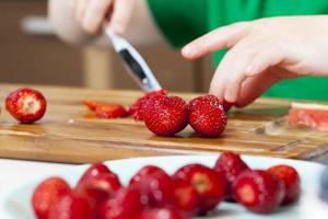 cucinare dolci con fragole rosse foto