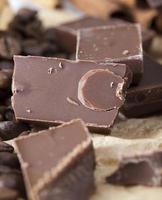 cioccolato a base di zucchero e cacao, pezzi deliziosi foto