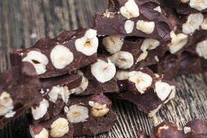 noci e prodotti naturali di cacao nella produzione del cioccolato foto