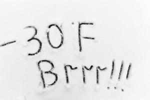 disegnati sulla neve, simboli di temperatura che indicano un clima molto freddo negativo foto