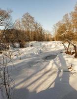 cumuli di neve nella stagione invernale foto