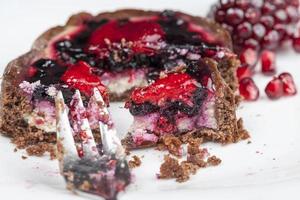 tortino con ripieno di frutti di bosco è rotto e si sbriciola foto