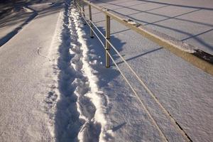 impronte sui cumuli di neve dopo aver camminato foto