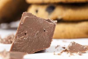 dividere in pezzi un pezzo di cioccolato dal cacao foto