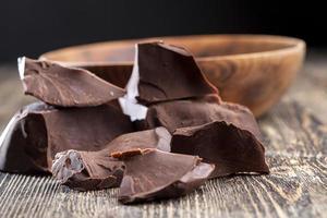 dividere in pezzi un pezzo di cioccolato dal cacao foto