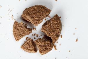 biscotti al cioccolato da vicino su un vecchio tavolo da cucina foto