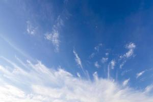 bel cielo blu con nuvole durante il giorno foto