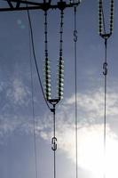 pali e fili metallici progettati per il trasporto di corrente elettrica foto