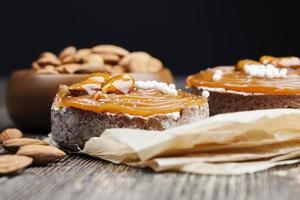 tartelletta con ripieno di formaggio al latte e tanto caramello salato foto