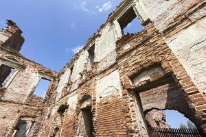 ruderi abbandonati di un'antica fortezza in mattoni rossi foto