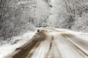 la strada innevata per una stagione invernale foto