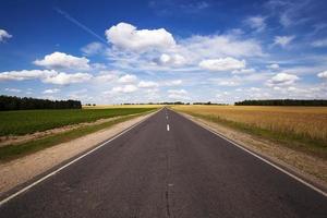 una strada con fondo asfaltato per il traffico foto