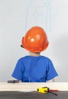 ragazzo con un casco arancione foto