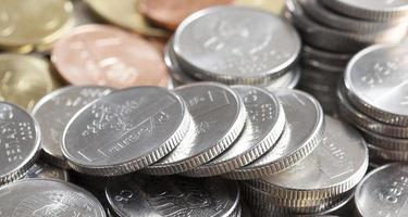 colore argento delle monete della bielorussia, impilate in una pila, sullo sfondo un altro colore delle monete foto