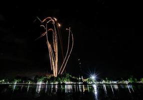 celebrazione dei fuochi d'artificio sullo sfondo scuro foto