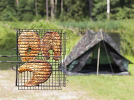 grigliare il pesce rosso durante un picnic foto