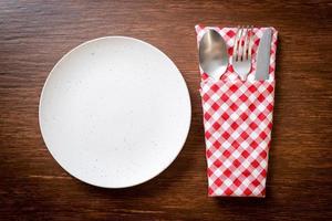 piatto vuoto o piatto con coltello, forchetta e cucchiaio foto