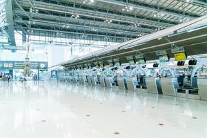 bangkok, tailandia - 23 maggio 2022 - passeggeri dell'aeroporto di bangkok suvarnabhumi all'interno del terminal di partenza, persone con maschere mediche da coronavirus. foto