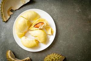 durian stagionato e fresco, buccia di durian foto