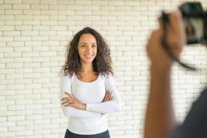 influencer donna latina che parla con la telecamera foto
