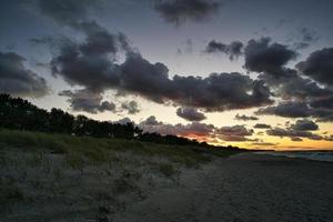 sulla spiaggia del mar baltico con nuvole, dune e spiaggia foto