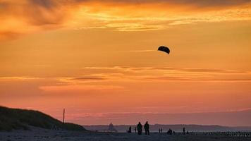 tramonto sulla spiaggia del mar baltico a zingst foto