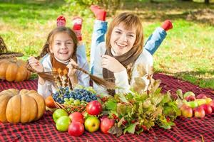 felice madre con figlia piccola nel parco d'autunno foto