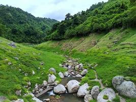 paesaggio piovoso di montagna e fiume sullo sfondo foto