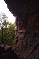 genovevahoehle è una grotta vicino a Treviri e bellissima nei toni del rosso foto