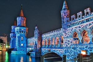 l'oberbaumbruecke a berlino 2021 al festival delle luci. il ponte risplende di tutto lo splendore dei colori. un evento di classe extra. foto